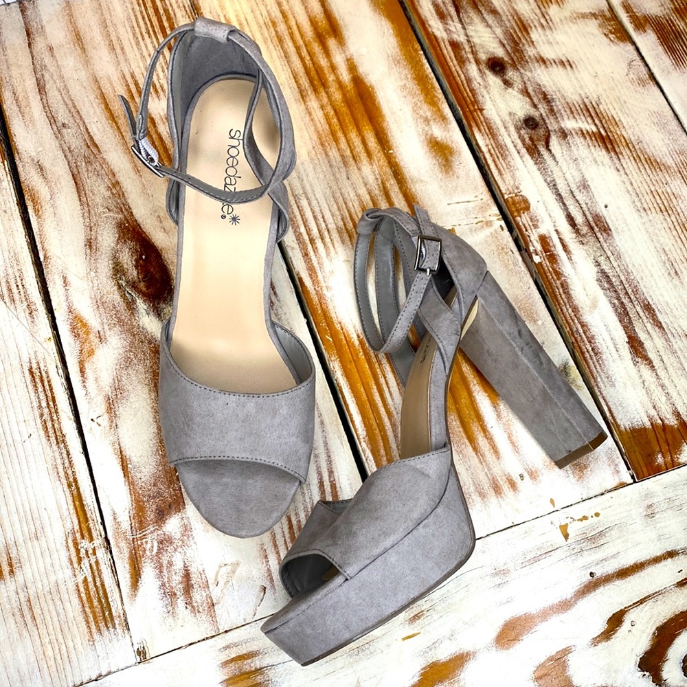 Shoe Dazzle Gray Faux Suede Platform Block Heel Sandals Size 10